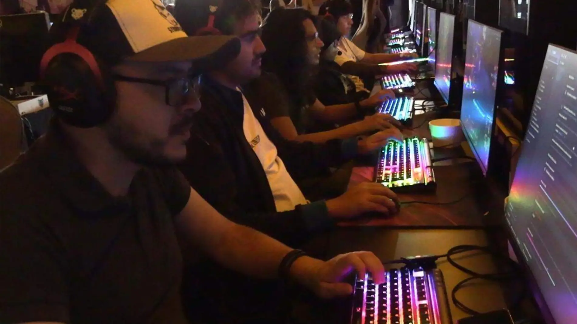 gamers y entusiastas de los eSports en un gaming room